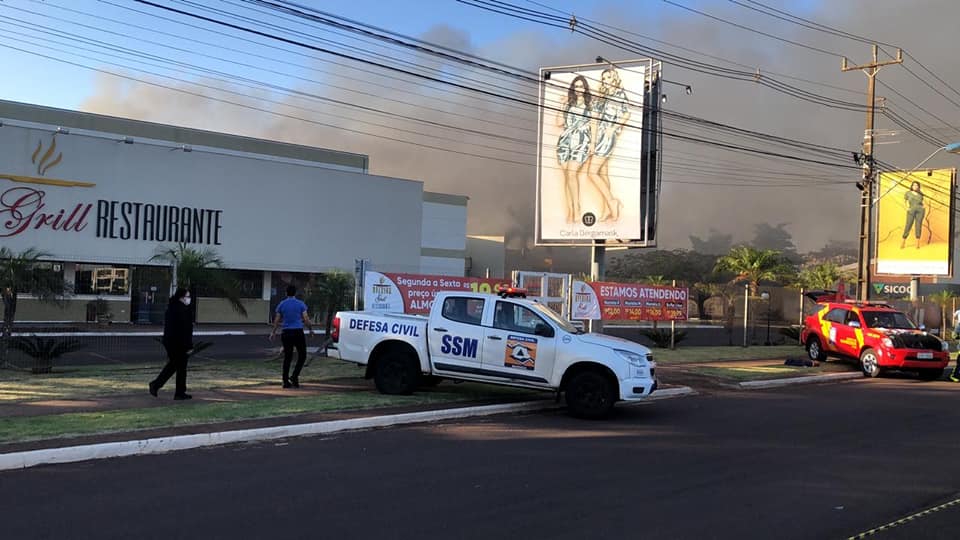 Incêndio no Shopping atacadista Avenida Fashion na saída de Maringá, PR-317. Bombeiros estão desde 3h tentando combater o fogo