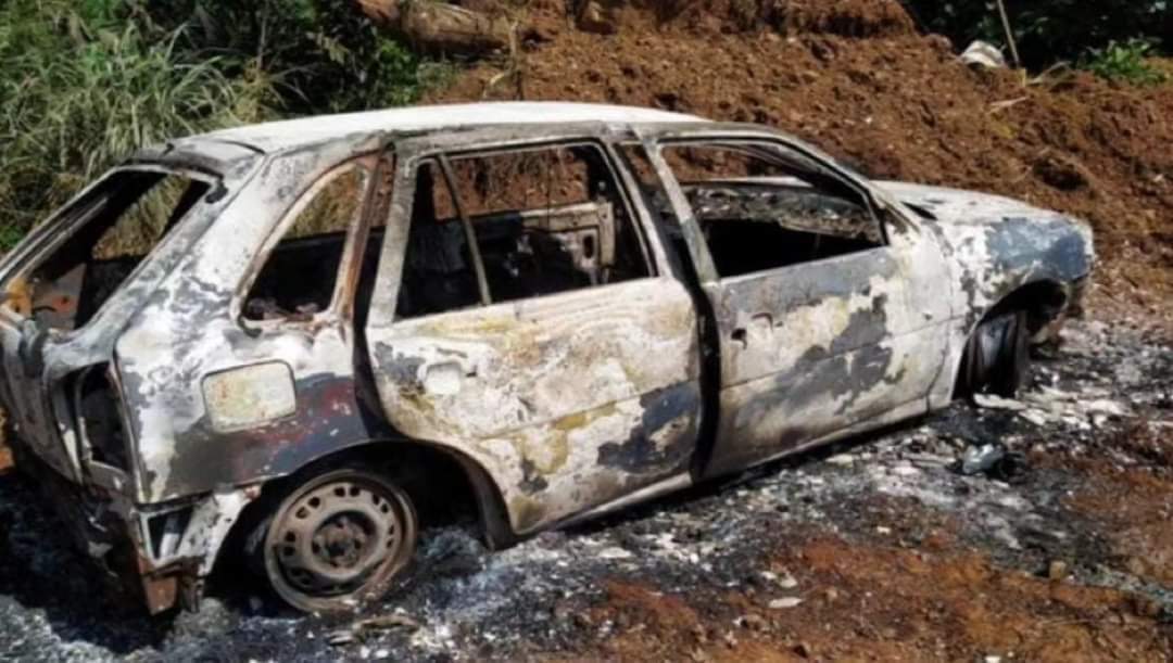 Três pessoas são encontradas mortas dentro de carro queimado no Paraná 