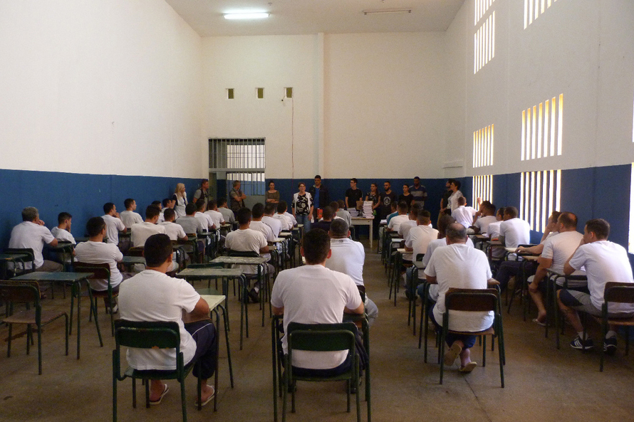 Um grupo de 251 detentos fará o Vestibular 2021 da UEL neste domingo (30), a partir das 14 horas, em cinco unidades prisionais de Londrina. A prova em fase única, contendo 50 questões do conteúdo do E