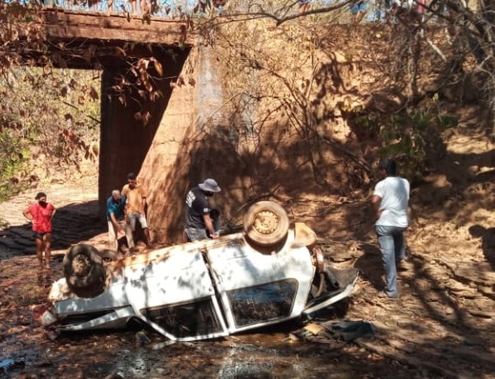 Carro caiu de ponte de madeira e parou com as rodas para cima em Riachinho - Foto: Polícia Militar/Divulgação