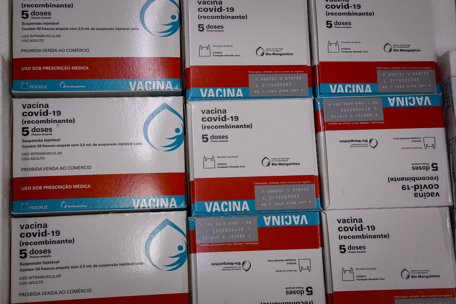 O Ministério da Saúde enviou na noite desta terça-feira (27) mais 298.250 vacinas contra a Covid-19 da AstraZeneca/Fiocruz ao Paraná. Este foi o terceiro envio do governo federal ao Estado em um único