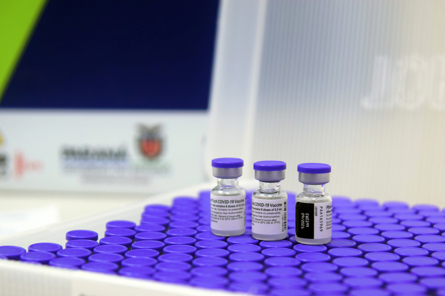 O Ministério da Saúde confirmou o envio de 303.030 vacinas contra a Covid-19 da Pfizer/BioNTech nesta segunda-feira (13) ao Paraná. Os imunizantes fazem parte da 50ª pauta de distribuição e são destin