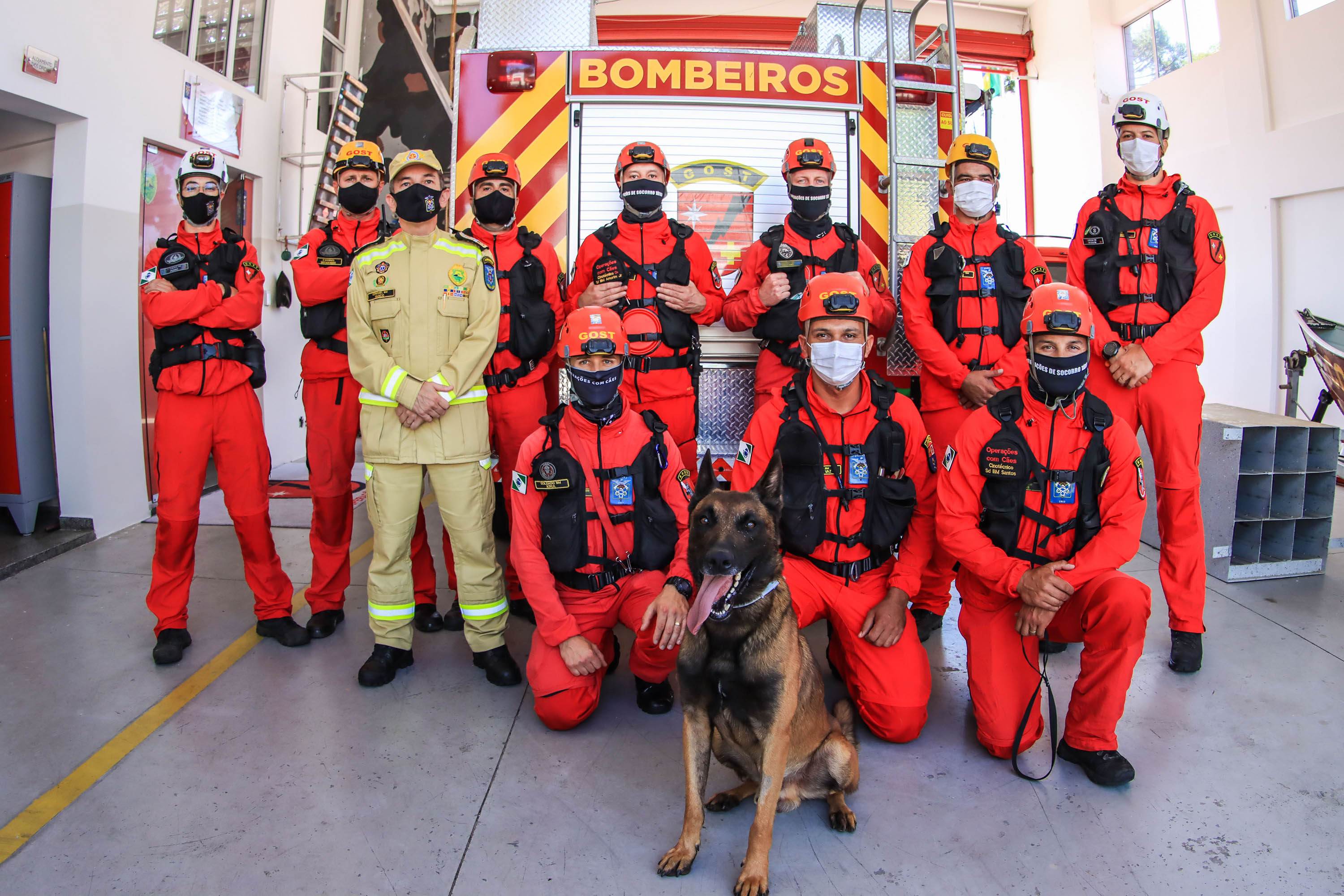 Saída da equipe especializada do Corpo de Bombeiros, incluindo cães de faro, em apoio ao Corpo de Bombeiros do Estado do Rio de Janeiro, para auxiliar no atendimento a ocorrências e nas buscas por vít