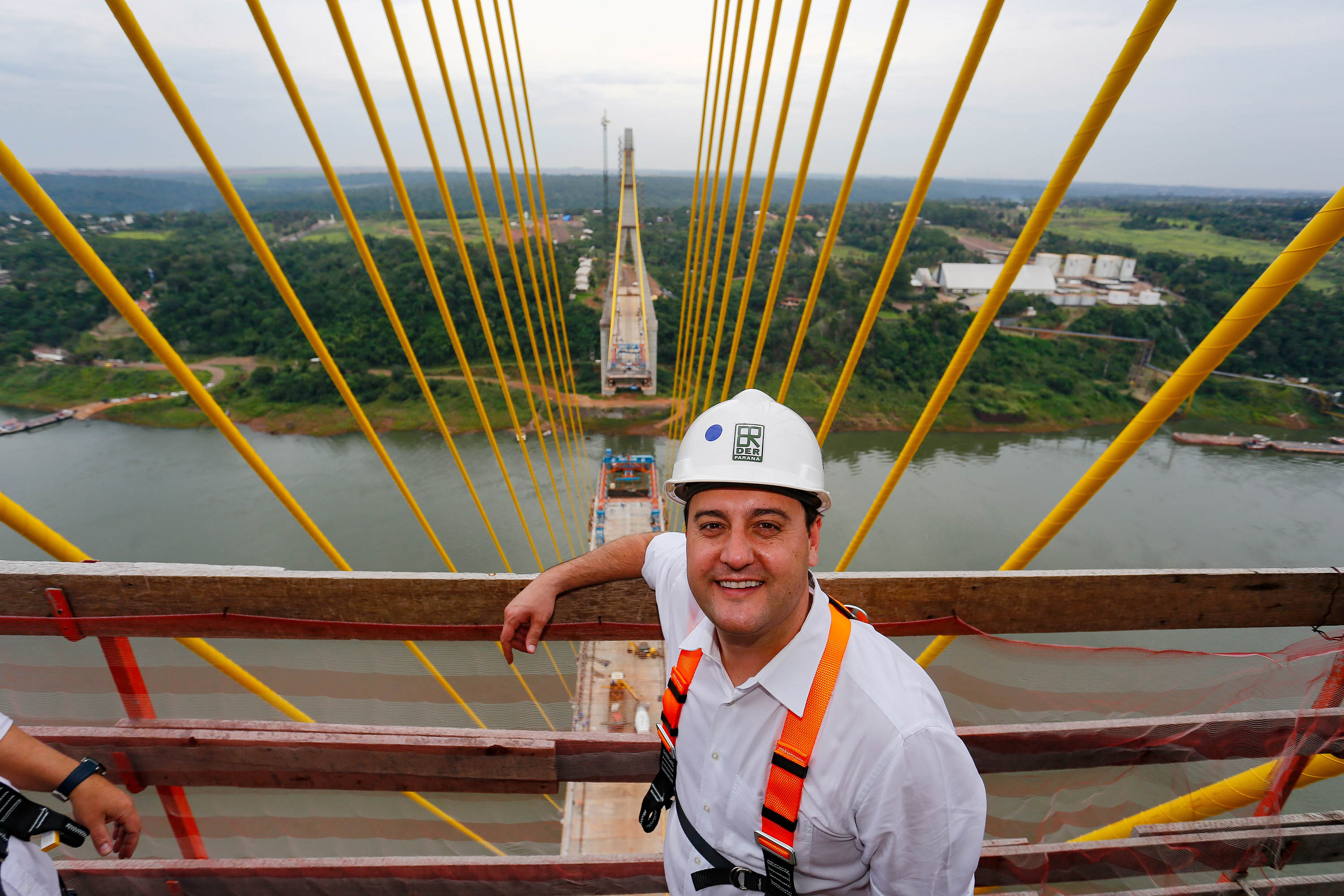Governador Carlos Massa Ratinho Junior vistoria obra da Ponte da Integração Brasil-Paraguai. Foto: Jonathan Campos/AEN