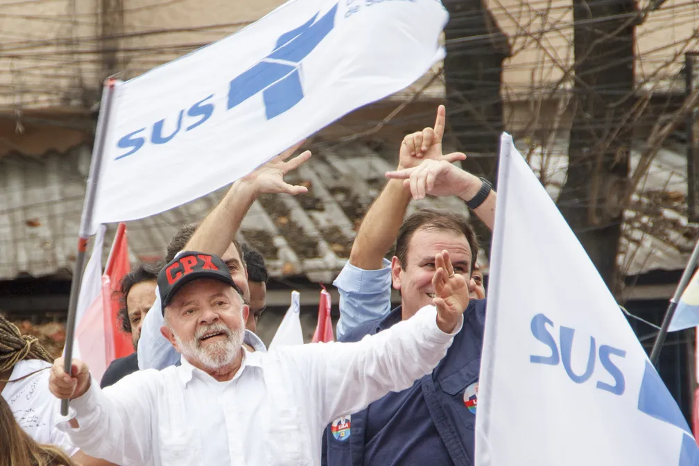 O candidato à presidência pelo Partido dos Trabalhadores (PT), Luiz Inácio Lula da Silva, faz campanha no Complexo do Alemão, na zona norte do Rio de Janeiro ?- Foto: éRICA MARTIN/THENEWS2/ESTADÃO CON