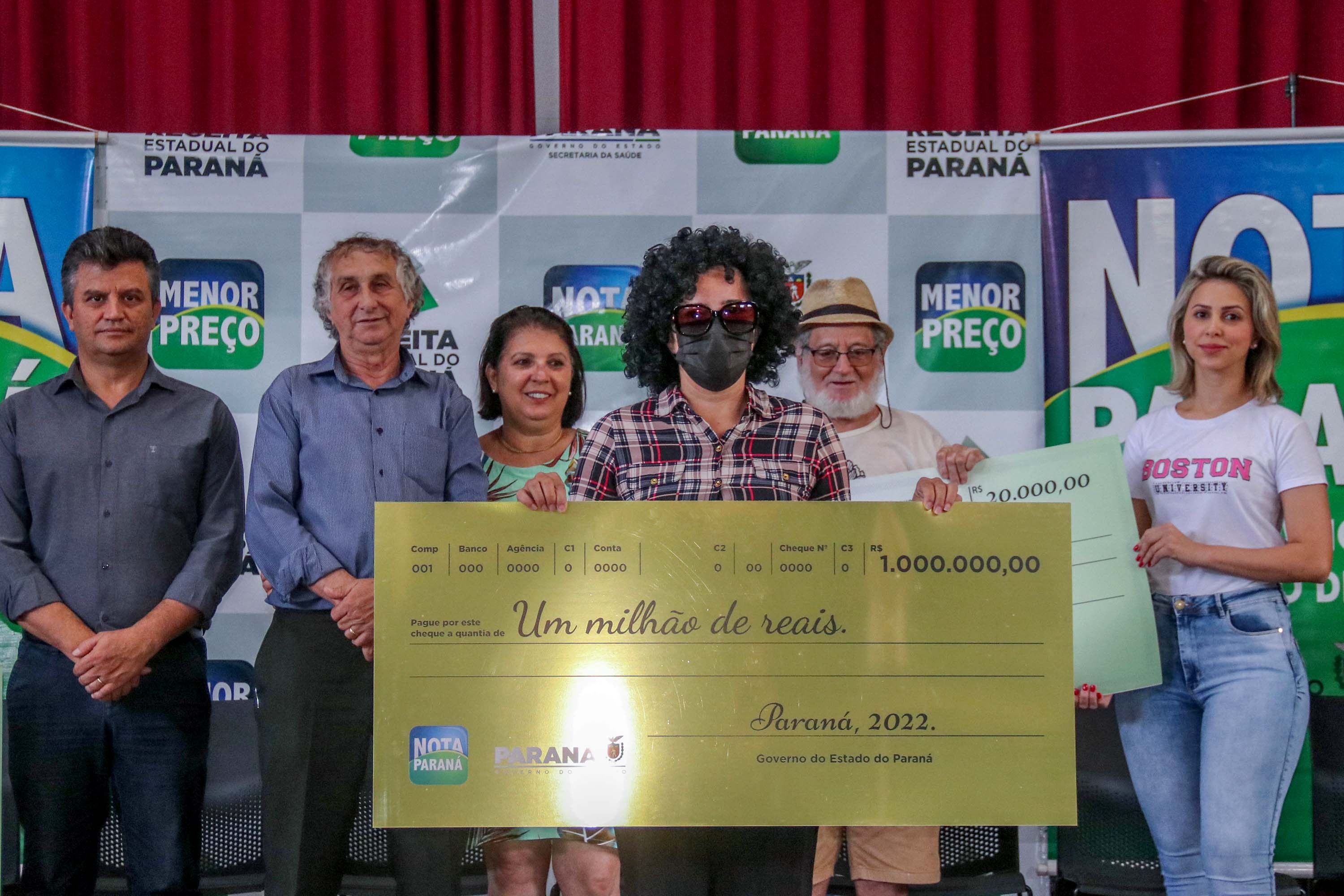 Empresária de Sarandi recebe o prêmio de R$ 1 milhão do programa Nota Paraná - Foto: SEFA