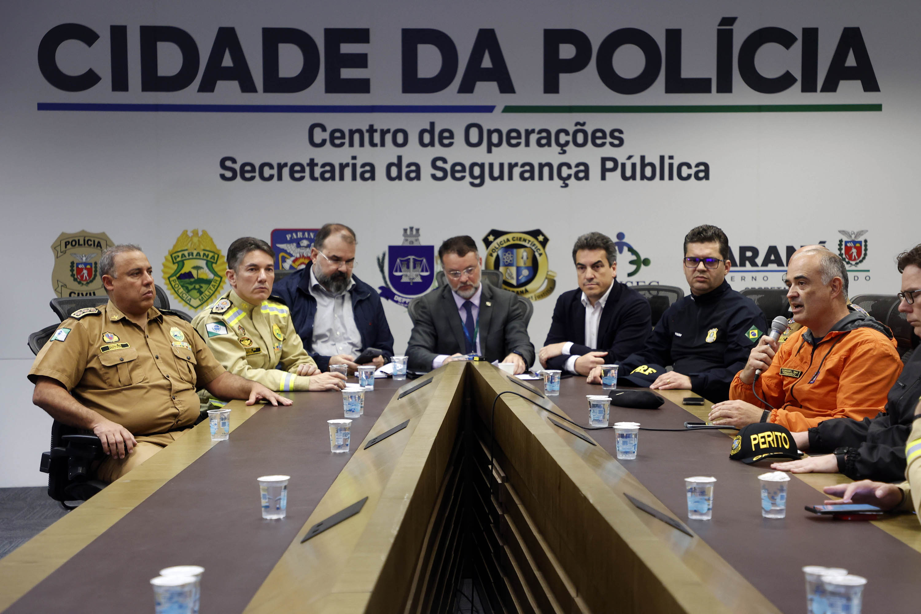 Reunião dos representantes das forças de segurança do Paraná que fazem parte do gabinete de crise para concentrar a tomada de decisões e atendimento às vítimas dos deslizamentos de terra na BR-376 e n
