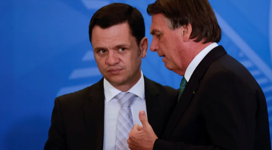 Ex-presidente Jair Bolsonaro e ex-ministro Anderson Torres conversam durante cerimônia em Brasília 14/12/2021REUTERS/Ueslei Marcelino