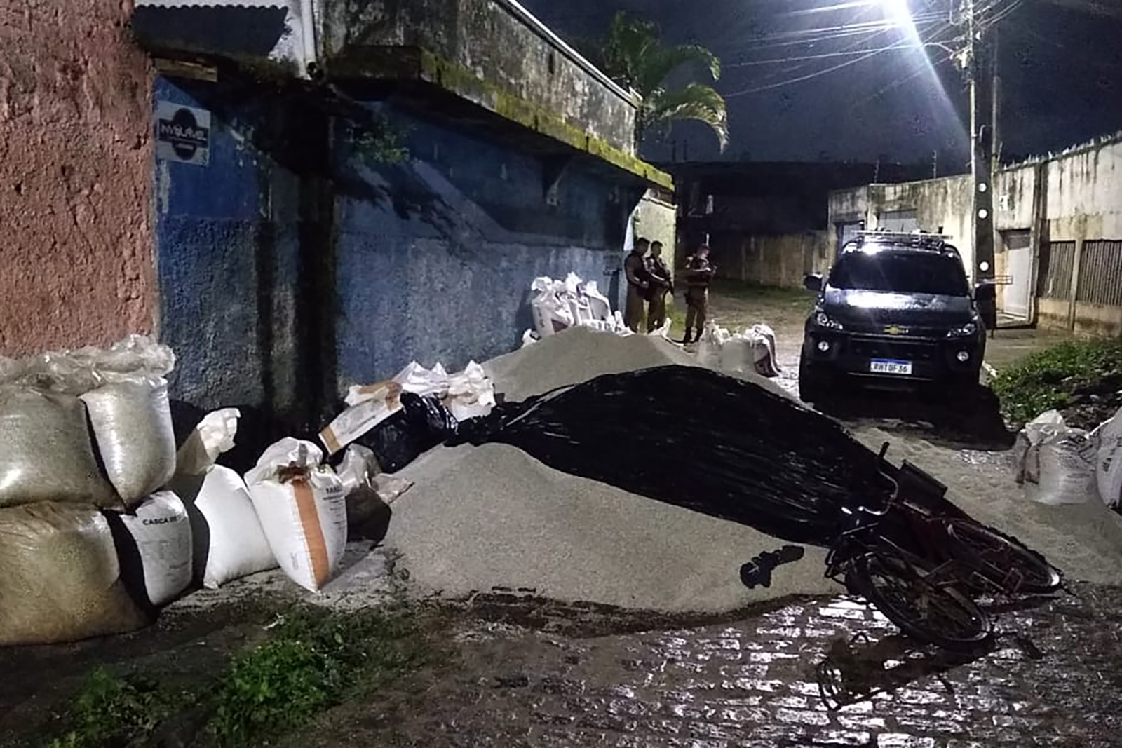 Polícia Militar apreende mais de 10 toneladas de fertilizantes furtados, em Paranaguá Foto: PMPR
