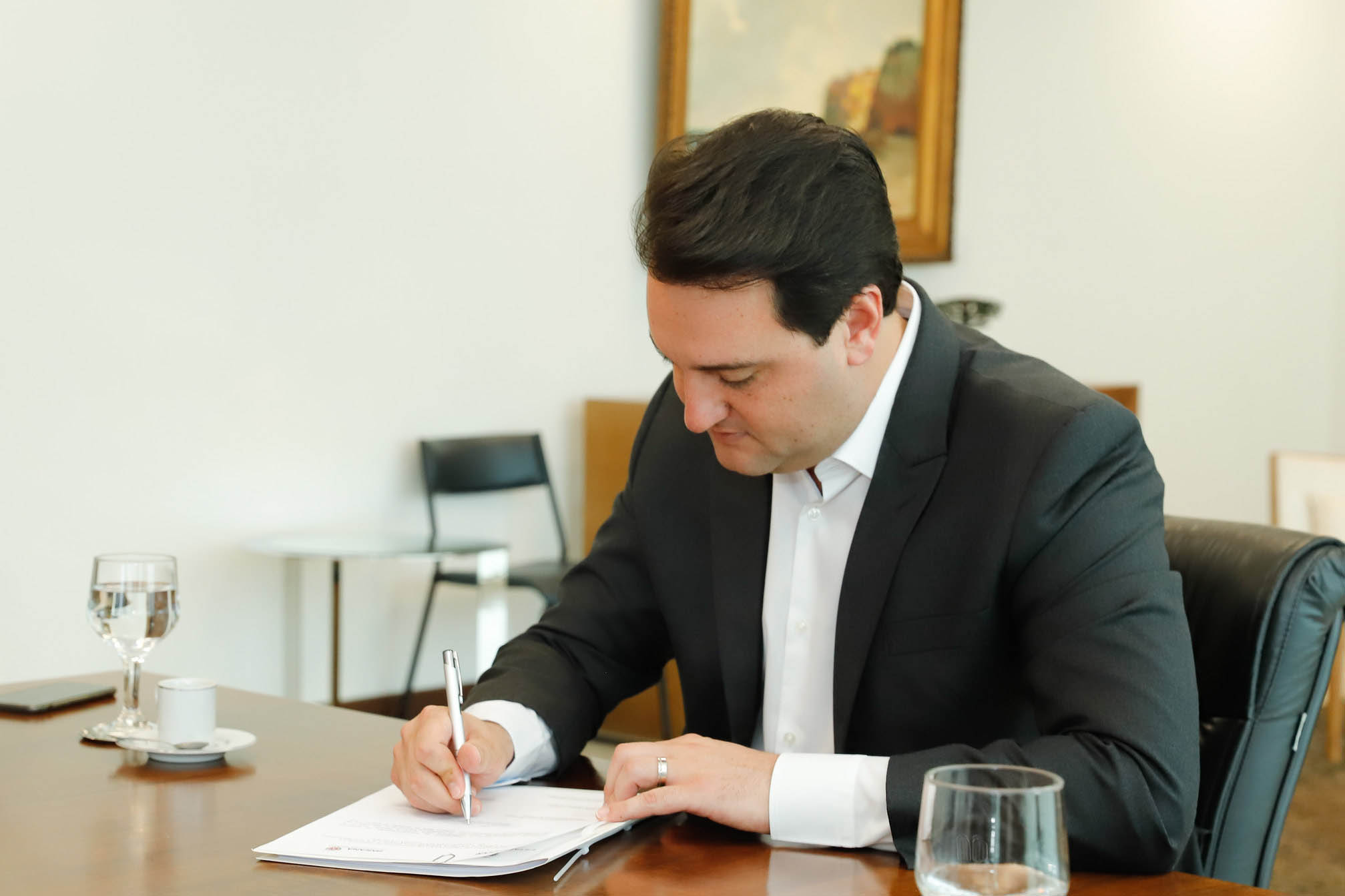 O governador Carlos Massa Ratinho Junior assinou nesta sexta-feira (04) o decreto com a nova tabela do Piso Regional. Com os novos ajustes, o Paraná mantém o maior Piso Regional do País, com faixas qu