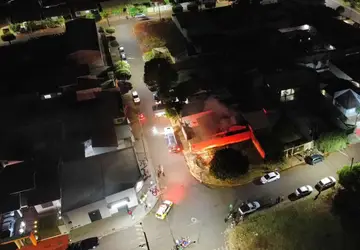 Casa é incendiada próximo da clínica de ultrassom na cidade de Alvorada do Sul