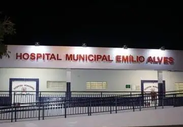 Revolta e dor, menina de 7 anos, fica quatro horas esperando ambulância no hospital municipal Emílio Alves 