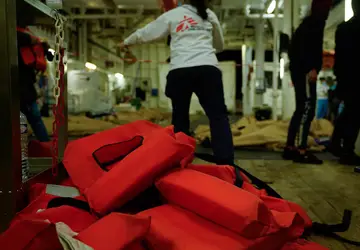 No dia primeiro de janeiro, as equipes de MSF resgataram 85 em perigo no Mediterrâneo central Mohamad Cheblak / MSF