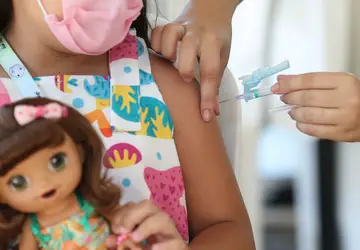 Vacinação protege crianças de sequelas da covid-19