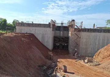 Obras Hidroelétrica Chapadão - situada no km 135,5 a partir da foz do rio Indaiá Grande, sendo que sua barragem estará localizada nos municípios de Cassilândia/MS (lado esquerdo) e Chapadão do Sul/MS 