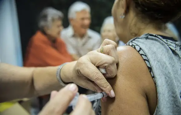 Mais de 43 milhões de pessoas já se vacinaram contra gripe no Brasil